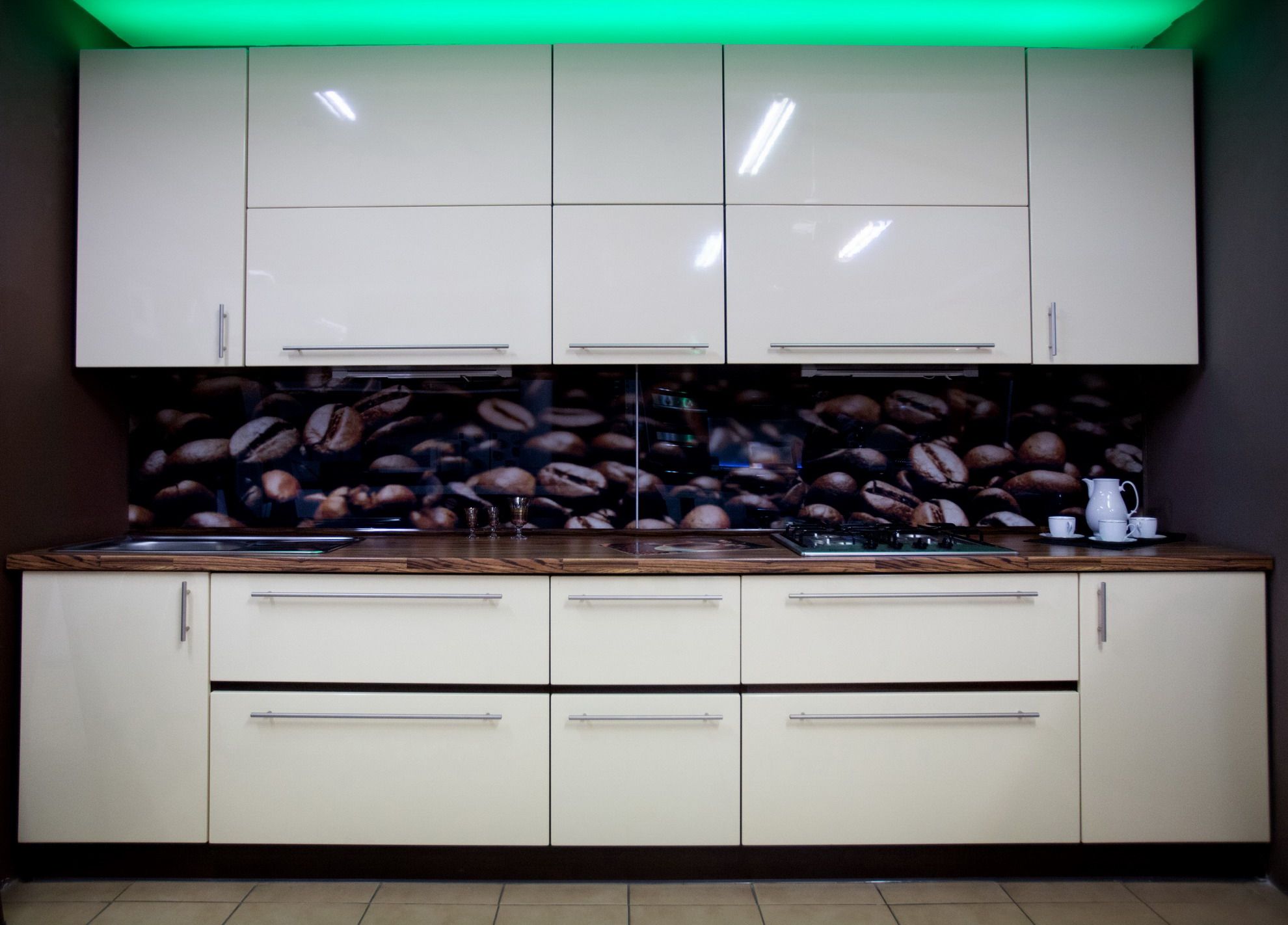 Kuchnia z frontami lakierowanymi + szklane panele na ścianie