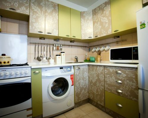 Zabudowa kuchenna w bloku NRD - pralka i kuchenka gazowa w kuchni